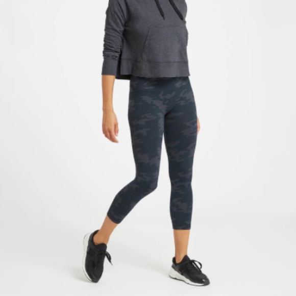 NEW! SPANX Look at Me Now Seamless Cropped Leggings - Black Camo - Picture 1 of 9